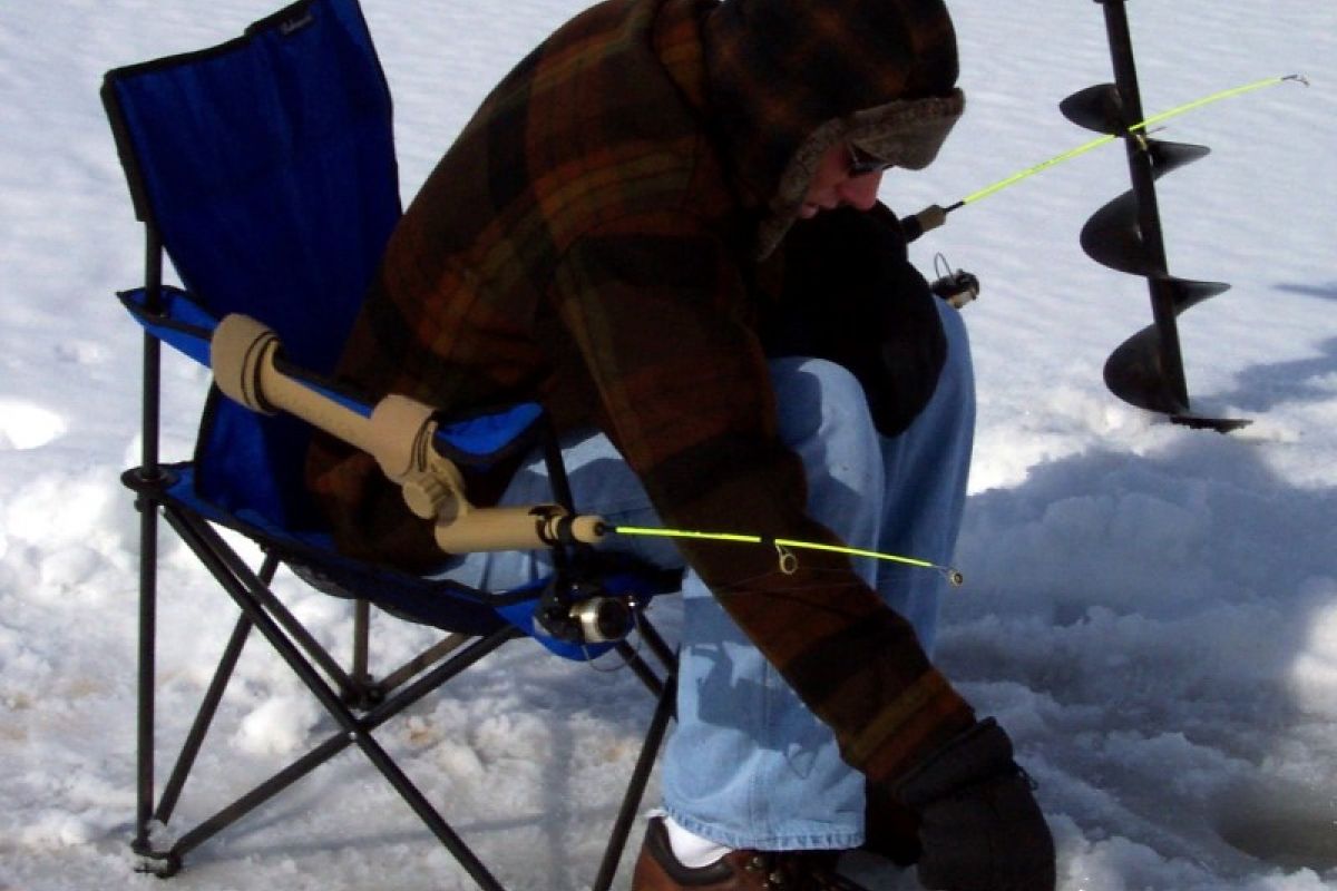 ice fishing chair with rod storage